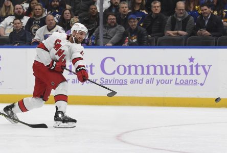 Jordan Martinook marque trois buts et les Hurricanes battent les Blues 6-4