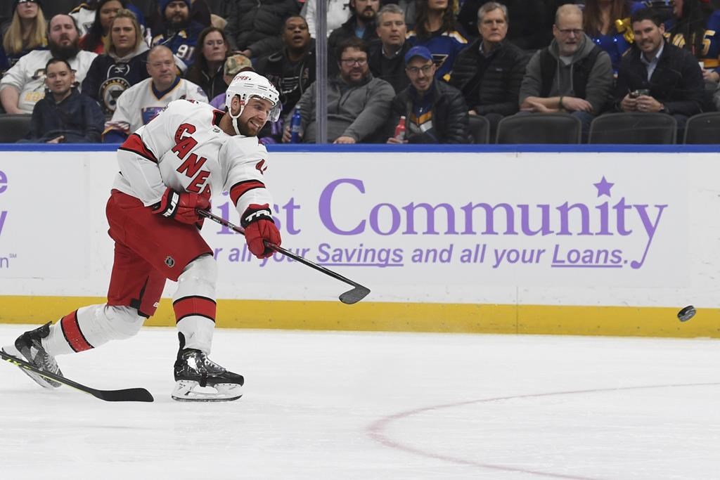 Jordan Martinook marque trois buts et les Hurricanes battent les Blues 6-4