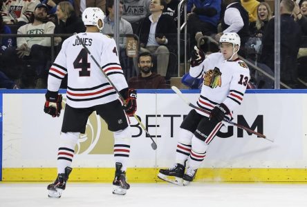 Les Blackhawks battent les Rangers 5-2 et mettent fin à une série de huit défaites