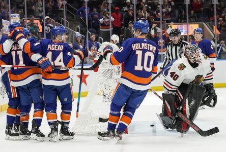 Varlamov réalise 21 arrêts et blanchit les Blackhawks 3-0