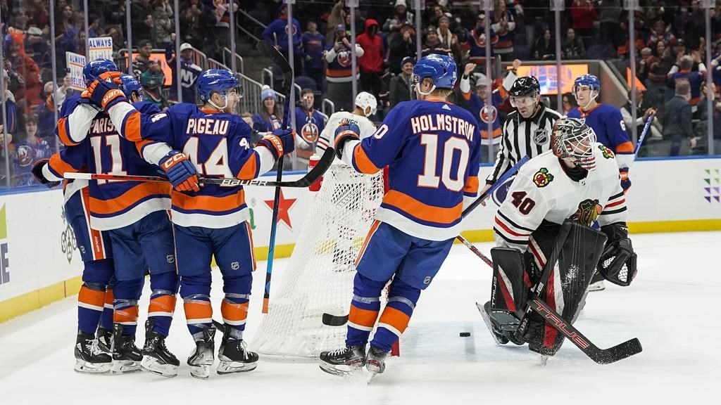 Varlamov réalise 21 arrêts et blanchit les Blackhawks 3-0