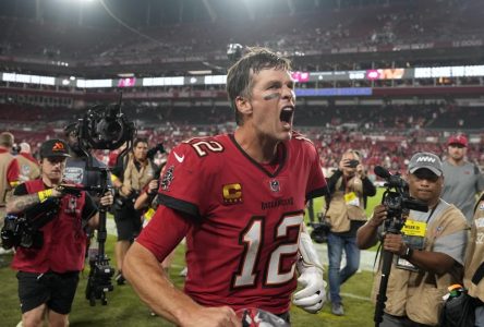 Deux passes de touché de Brady aident les Buccaneers à battre les Saints 17-16