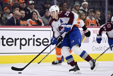 Avalanche: blessé au haut du corps, MacKinnon va rater environ un mois