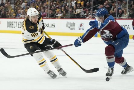 Taylor Hall se signale et les Bruins blanchissent l’Avalanche 4-0