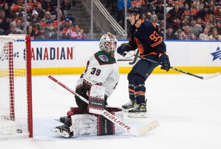 Connor McDavid amasse quatre points et les Oilers corrigent les Coyotes 8-2