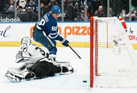 Marner poursuit sa série de matchs avec un point en marquant contre les Kings