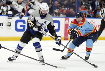 Une poussée de trois buts en troisième permet au Lightning de vaincre les Panthers