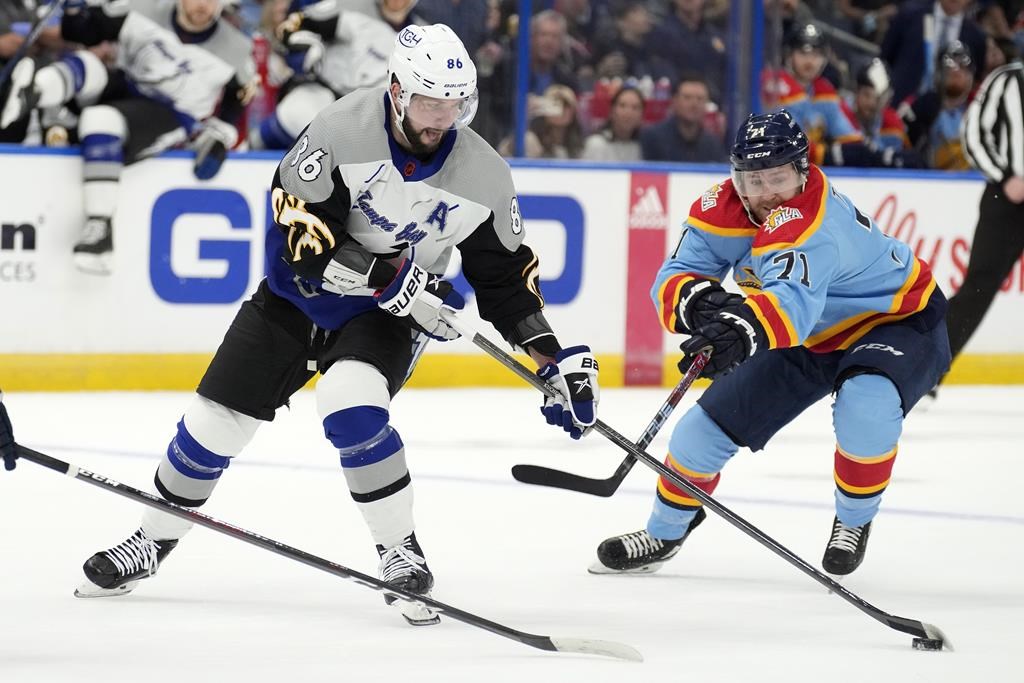 Une poussée de trois buts en troisième permet au Lightning de vaincre les Panthers