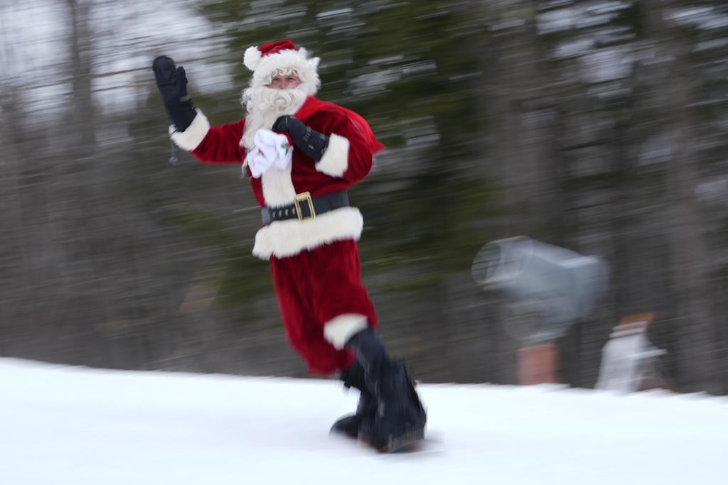 Une descente en ski pour 300 pères Noël, un Grinch et un sapin dans le Maine