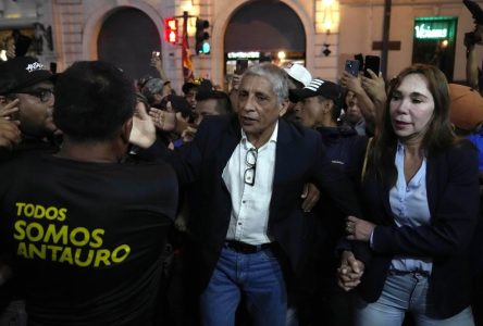 La présidente du Pérou propose d’avancer les élections au milieu des protestations