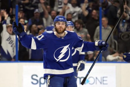 Le Lightning marque trois buts rapides en 2e et défait le Kraken 6-2