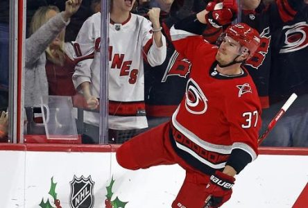 Pyotr Kochetkov gagne un autre match et les Hurricanes viennent à bout du Kraken