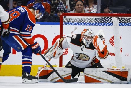 Lukas Dostal bloque 46 rondelles et les Ducks battent les Oilers 4-3