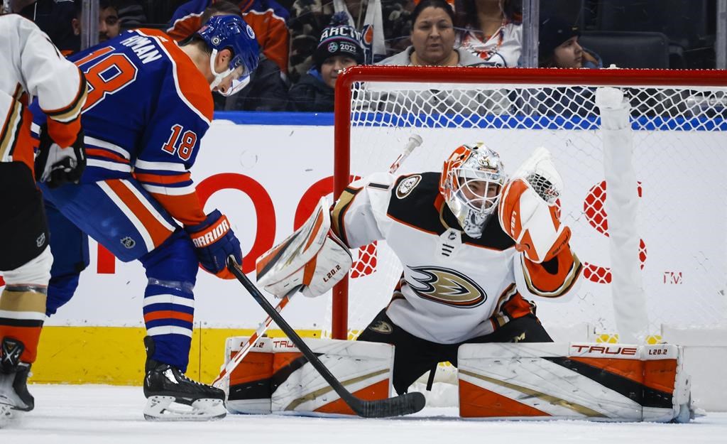 Lukas Dostal bloque 46 rondelles et les Ducks battent les Oilers 4-3