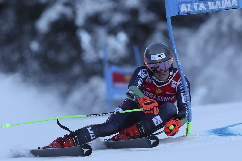 Le Norvégien Lucas Braathen remporte le slalom géant d’Alta Badia