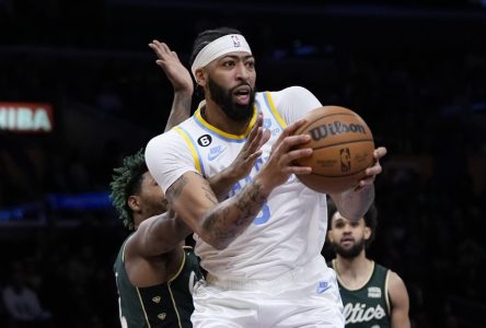 Le joueur étoile des Lakers Anthony Davis devrait rater plusieurs semaines de jeu