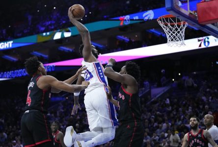 Harris et Embiid aident les 76ers à battre les Raptors 104-101 en prolongation