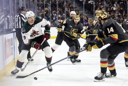 Stone réussit un doublé au 3e tiers et les Knights battent les Coyotes, 5-2