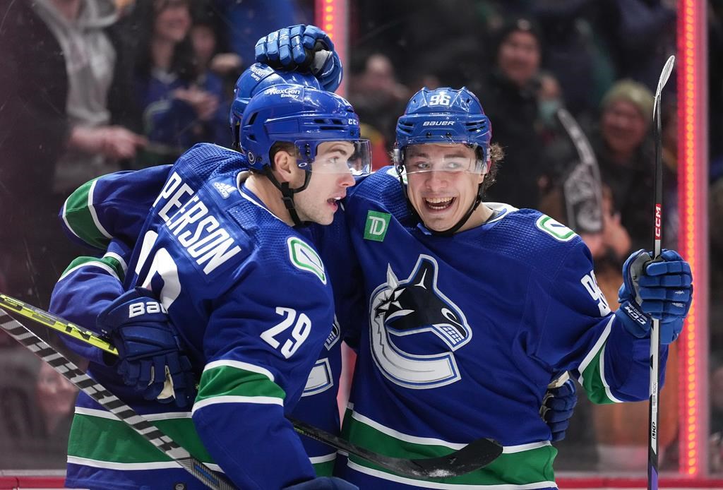 Pettersson joue les héros pour les Canucks, victorieux 6-5 en fusillade