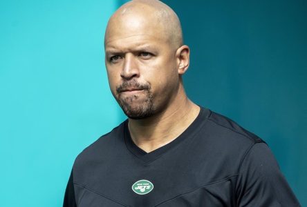 L’entraîneur des receveurs des Jets Miles Austin est suspendu pour un an