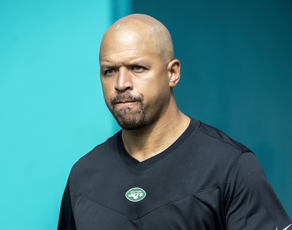 L’entraîneur des receveurs des Jets Miles Austin est suspendu pour un an