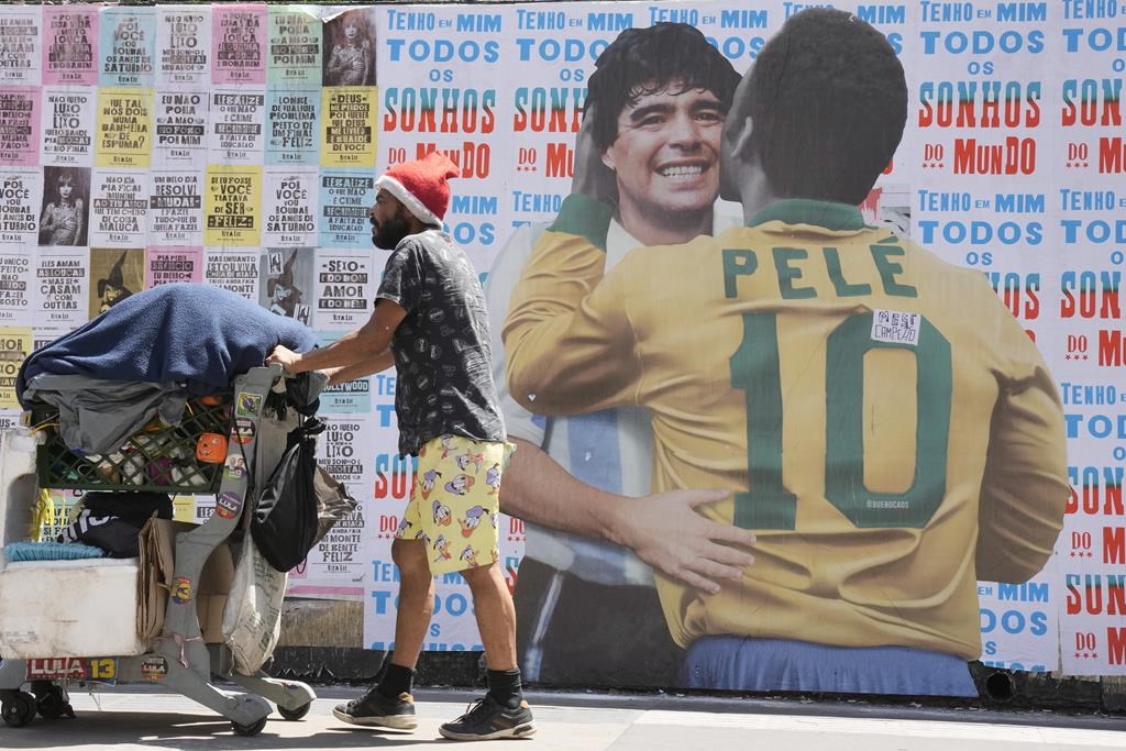 Les membres de la famille de Pelé se réunissent dans un hôpital de Sao Paulo