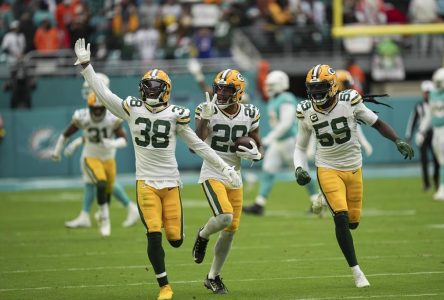 Aidés par trois interceptions au 4e quart, les Packers battent les Dolphins 26-20