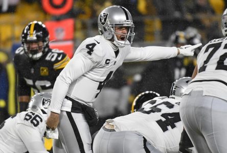 Le quart des Raiders Derek Carr muté sur le banc pour le reste de la saison