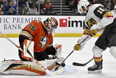 Gibson effectue 49 arrêts et les Ducks battent les Golden Knights 3-2 en fusillade