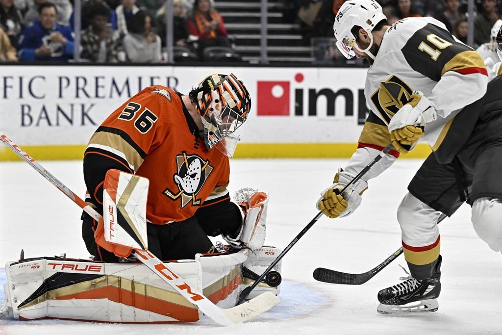 Gibson effectue 49 arrêts et les Ducks battent les Golden Knights 3-2 en fusillade