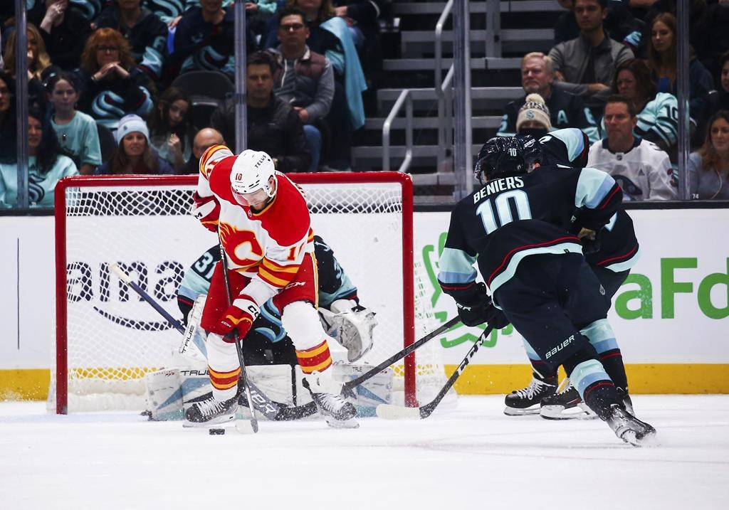 Huberdeau marque en troisième période et les Flames battent le Kraken 3-2