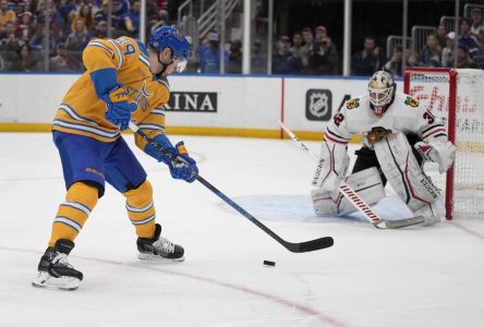 Calle Rosen dénoue l’impasse et les Blues triomphent contre les Blackhawks