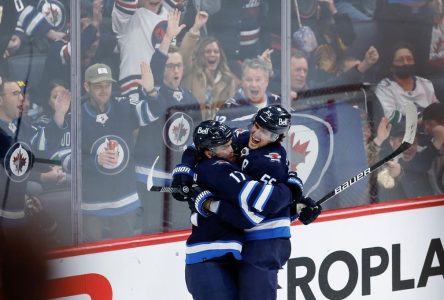 Mark Scheifele marque trois buts et les Jets battent les Canucks 4-2