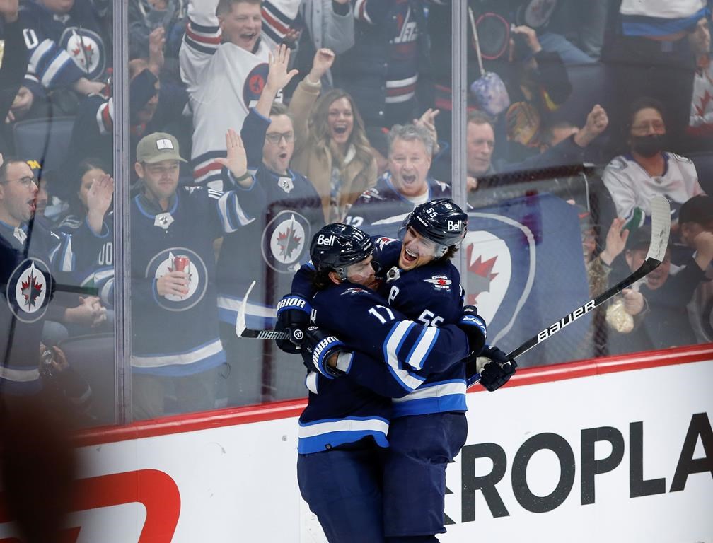 Mark Scheifele marque trois buts et les Jets battent les Canucks 4-2