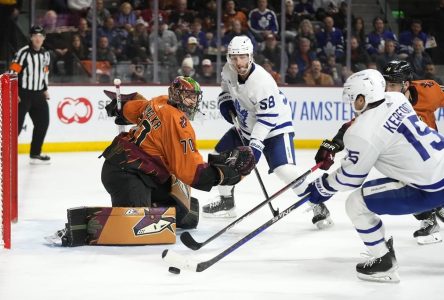 Jack McBain marque deux buts et les Coyotes surprennent les Maple Leafs 6-3