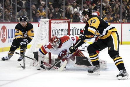 Jack Hughes et Nico Hischier aident les Devils à vaincre les Penguins 4-2