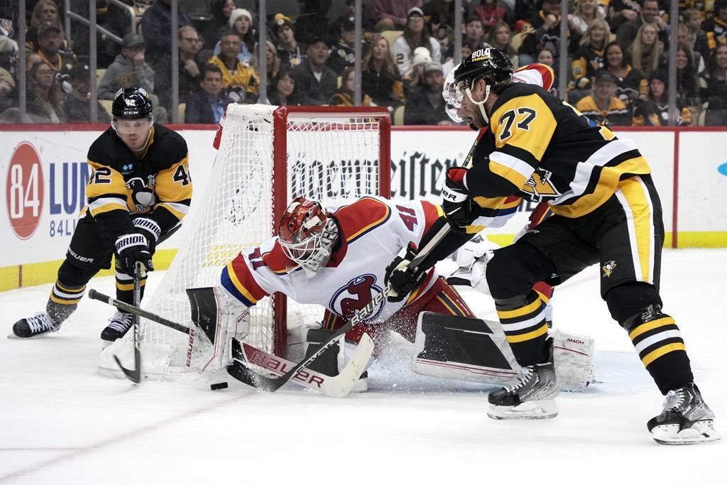 Jack Hughes et Nico Hischier aident les Devils à vaincre les Penguins 4-2