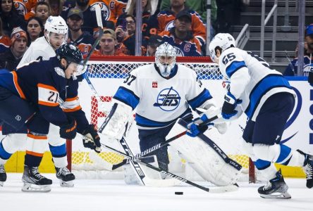 Connor Hellebuyck se signale dans une victoire de 2-1 des Jets face aux Oilers