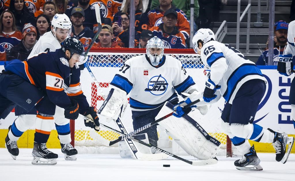 Connor Hellebuyck se signale dans une victoire de 2-1 des Jets face aux Oilers