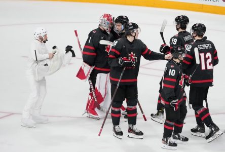 Un caméraman vêtu tout en blanc attire l’attention au Championnat mondial junior