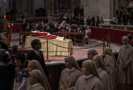 Des milliers de fidèles devant la dépouille de Benoît XVI en chapelle ardente
