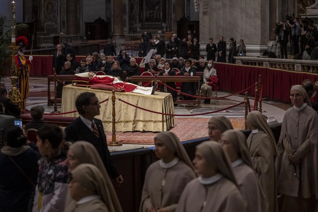 Des milliers de fidèles devant la dépouille de Benoît XVI en chapelle ardente
