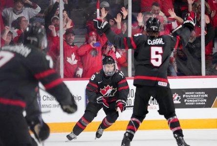 Bedard inscrit 5 records et le Canada défait la Slovaquie en prolongation