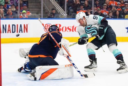 Le Kraken explose offensivement en deuxième période pour battre les Oilers 5-2