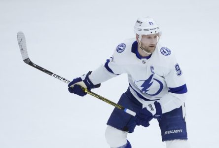 Killorn et Hagel aident le Lightning à vaincre les Blackhawks 4-1