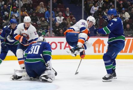 Mathew Barzal amasse trois points et les Islanders dominent les Canucks 6-2