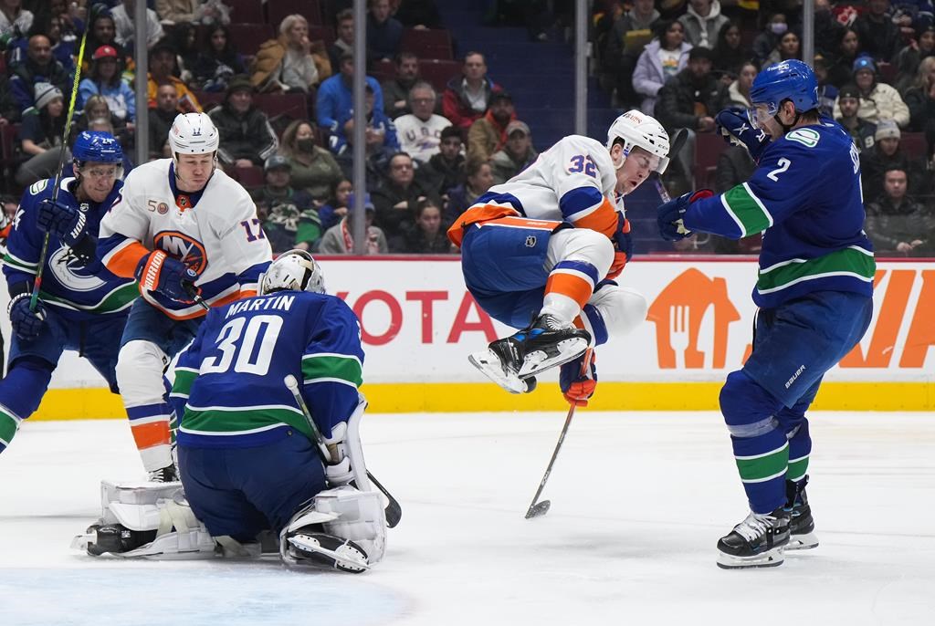 Mathew Barzal amasse trois points et les Islanders dominent les Canucks 6-2