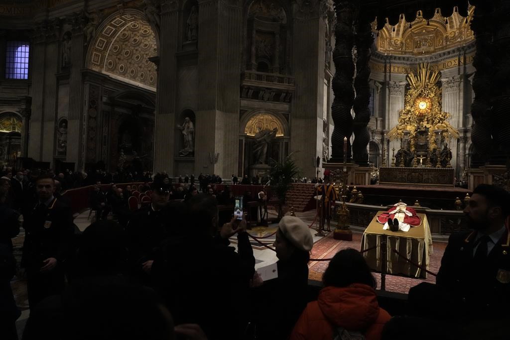 Le pape François rend hommage au pape émérite Benoît XVI à l’audience du mercredi