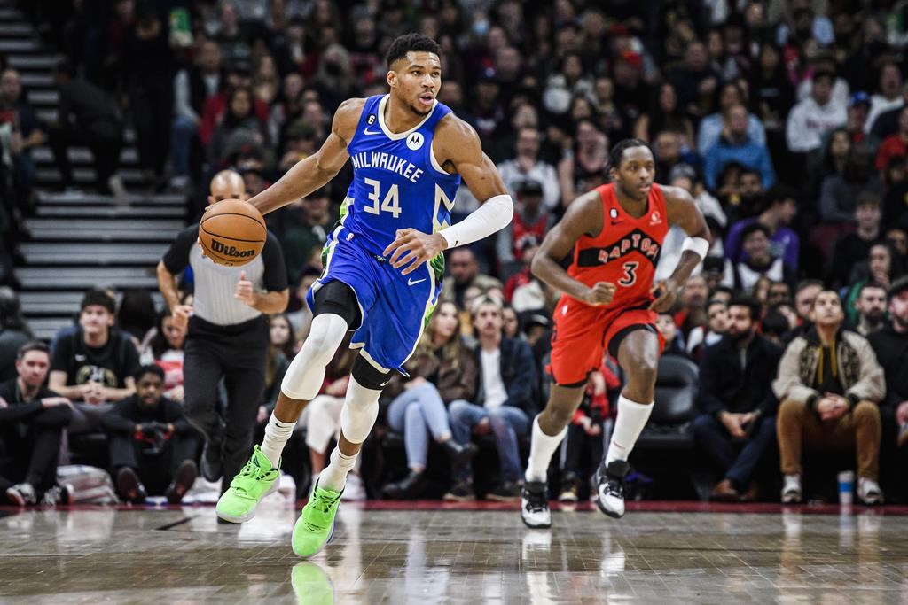 Antetokounmpo inscrit 30 points et les Bucks l’emportent en prolongation à Toronto