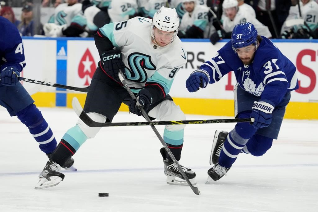 Dunn récolte trois points et aide le Kraken à battre les Maple Leafs 5-1